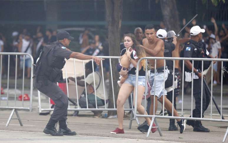 Conflito na porta do Maracanã: 'Custava ao Fluminense ter procurado seus direitos na Justiça contra Ferj, Vasco e Consórcio depois da decisão?' (Marcelo de Jesus/Raw Image)