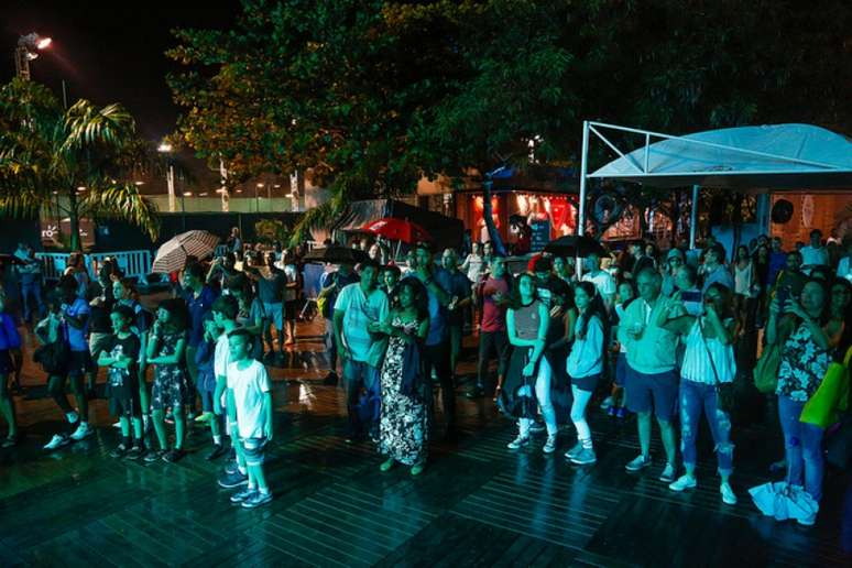 Público do Rio Open assistiu a show e tentou se proteger da chuva (Foto: Fotojump)