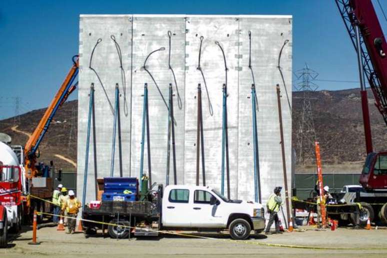 Barreira construída em Tijuana, na fronteira entre EUA e México