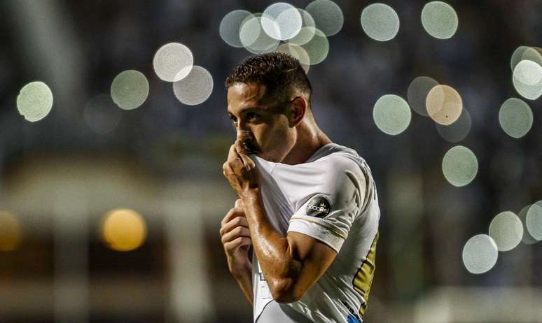 Jean Mota, do Santos, comemora seu gol durante a partida contra o Guarani, válida pela 7ª rodada do Campeonato Paulista de 2019, realizada no Estádio do Pacaembu, na zona oeste de São Paulo, na noite desta segunda-feira (18).