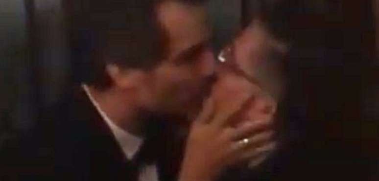O beijo entre dois amigos de longa data ganhou conotação política 