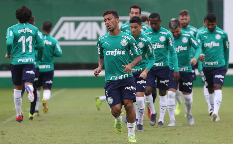 Jogadores do Palmeiras treinam na Academia de Futebol