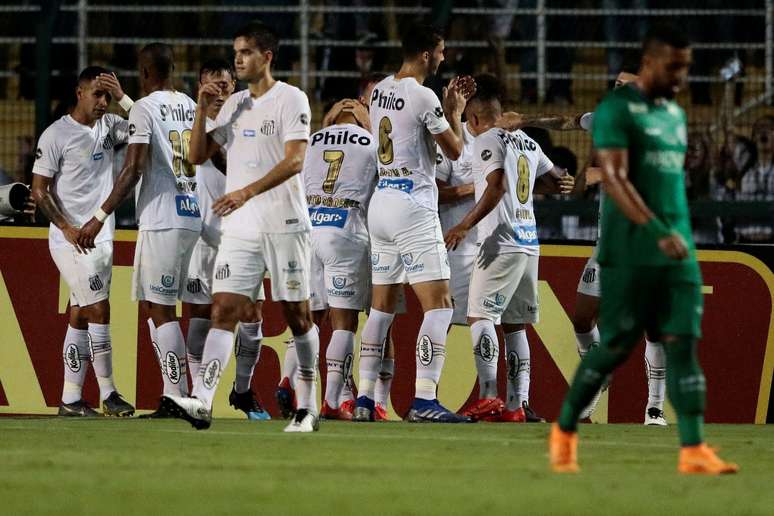 Comemoração do gol do Santos, durante a partida contra o Guarani, válida pela 7ª rodada do Campeonato Paulista de 2019, realizada no Estádio do Pacaembu, na zona oeste de São Paulo, na noite desta segunda-feira (18).