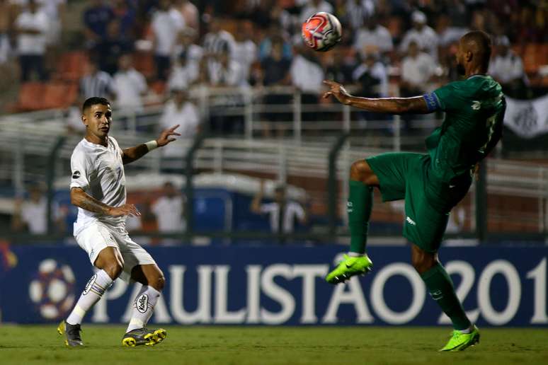 Jean Mota, do Santos, durante a partida contra o Guarani, válida pela 7ª rodada do Campeonato Paulista de 2019, realizada no Estádio do Pacaembu, na zona oeste de São Paulo, na noite desta segunda-feira (18).