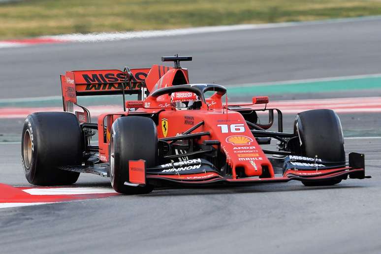 Hamilton afirma que Ferrari está “muito forte” até agora em Barcelona