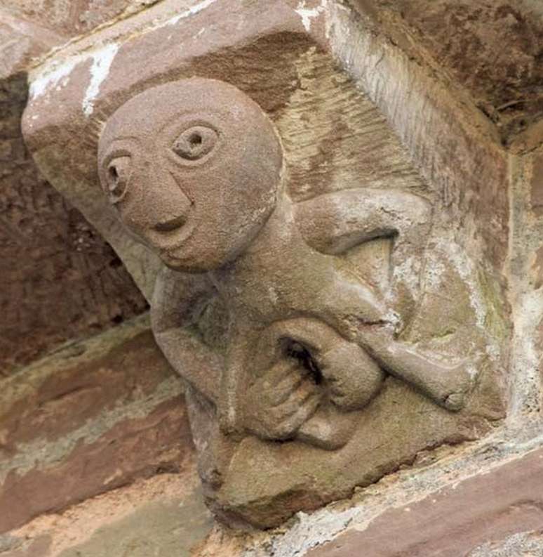 A 'garota-propaganda das sheela-na-gigs' do Reino Unido está na igreja de St. Mary e St. David, em Kilpeck