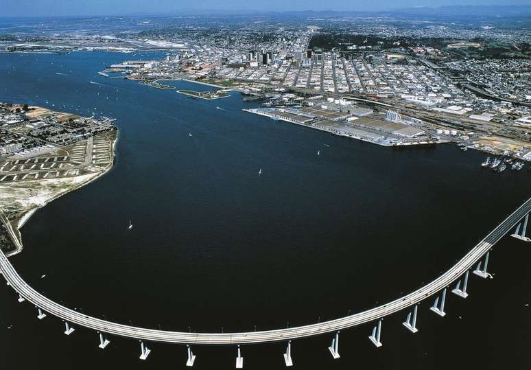 A ponte de Coronado conecta a cidade de San Diego à ilha de Coronado, na Califórnia, EUA