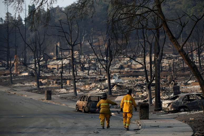 Bombeiros andam por região destruída por incêndio em Santa Rosa, na Califórnia 