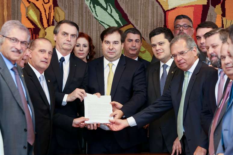 Presidente Jair Bolsonaro com ministros e os presidentes da Câmara e do Senado para entrega da proposta do governo para reforma da Previdência
20/02/2019
Marcos Correa/Presidência da República/Divulgação via REUTERS
