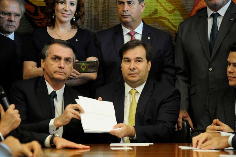 Presidente Jair Bolsonaro e o presidente da Câmara dos Deputados, Rodrigo Maia, mostram projeto do governo de reforma da Previdência, entregue ao Congresso Nacional. 20/2/2019. Luis Macedo/