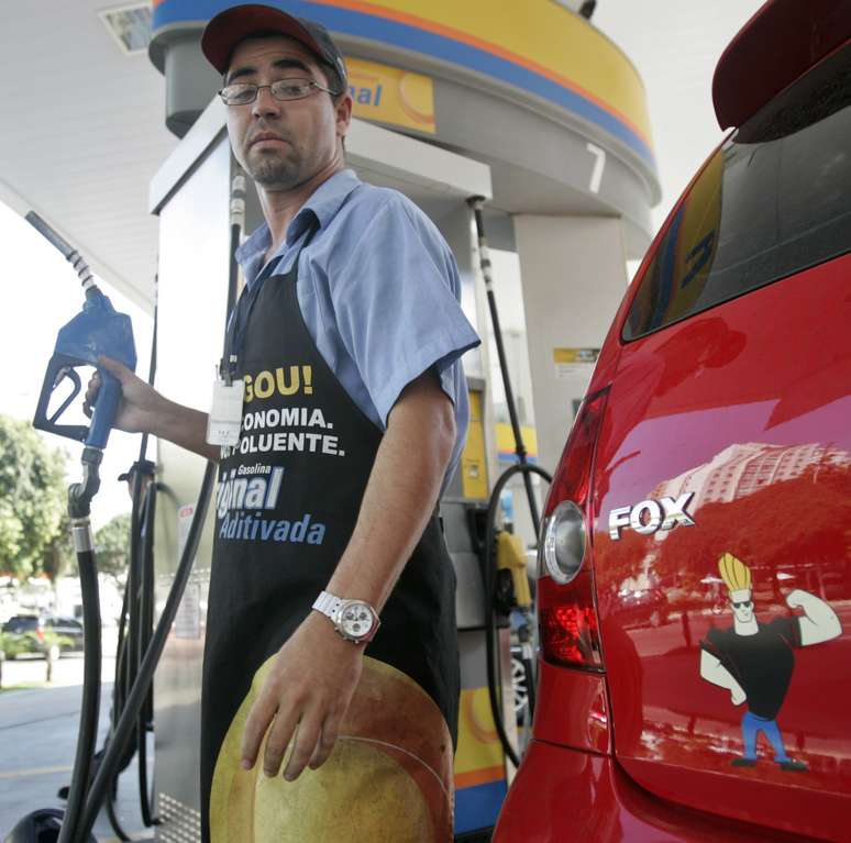 Trabalhador em posto da rede Ipiranga, que pertence à Ultrapar
09/03/2007
REUTERS/Sergio Moraes