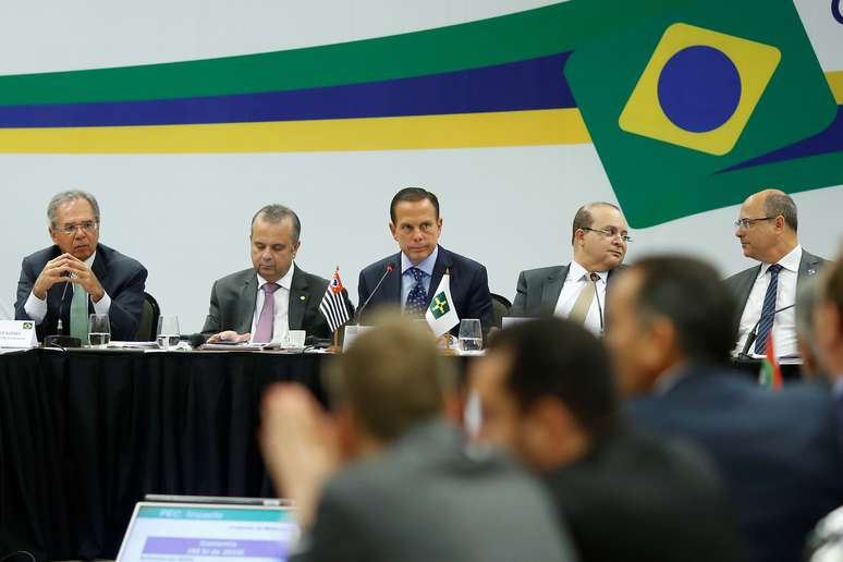 Secretário da Previdência, Rogerio Marinho (segundo à esquerda), participa em Brasília de reunião sobre a reforma previdenciária. 20/2/2019. REUTERS/Adriano Machado - RC11C8709FE0