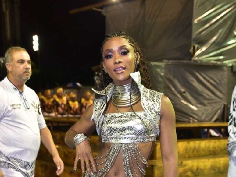 No ensaio de carnaval da escola de samba Vai-Vai, em São Paulo, Érika Januza apostou no look metalizado