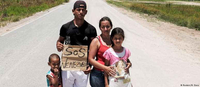 Família venezuelana pede ajuda na fronteira com o Brasil