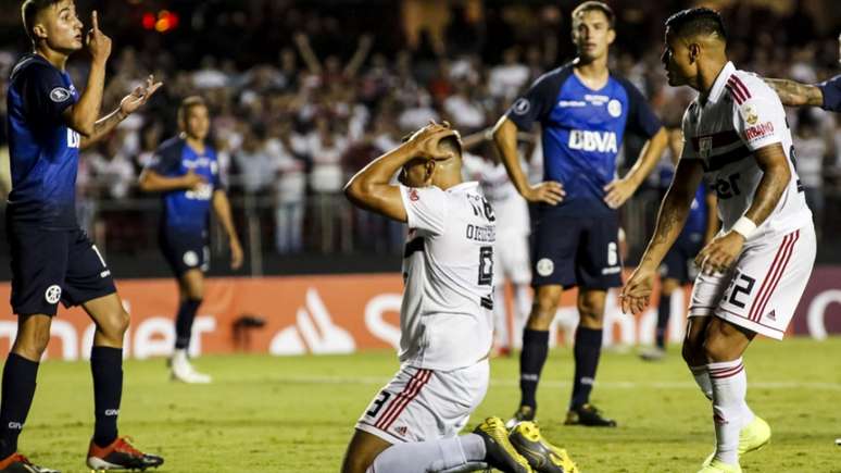 Diego Souza lamenta chance perdida contra o Talleres, na Argentina (Rodrigo Gazzanel/RM Sports)