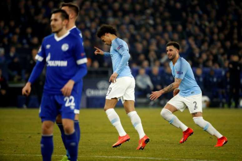 Lei do ex: Sané marca sobre o Schalke (Foto: Odd Andersen / AFP)