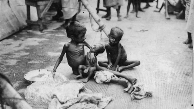 Crianças atingidas pela fome na Índia, em 1943