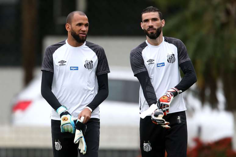 &Eacute;verson e Vanderlei conversam durante treino
