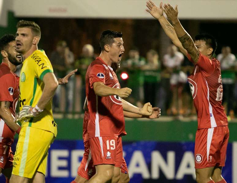Comemora&ccedil;&atilde;o do gol de Walter Bou, do Uni&oacute;n la Calera, em partida contra a Chapecoense, v&aacute;lida pela primeira fase da Copa Sul-Americana 2019, na Arena Cond&aacute;, em Chapec&oacute; (SC), nesta ter&ccedil;a-feira, 19.