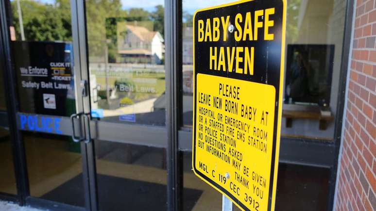 Uma placa em posto de polícia indica que o local é um refúgio seguro para a entrega de bebês