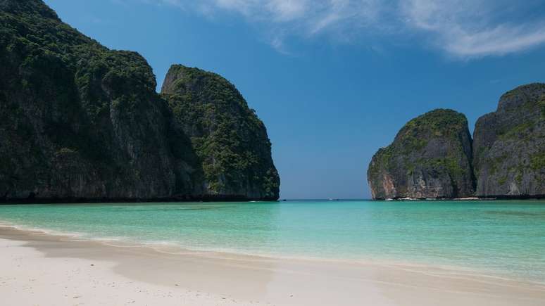 Maya Bay, na Tailândia, foi fechada aos turistas no ano passado para se recuperar dos danos ambientais