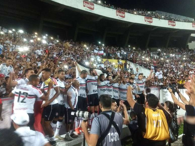 Jogadores do Santa Cruz comemoram classificação com a torcida.