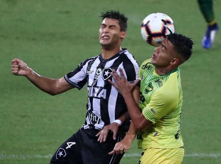 Leonel Miranda e Marcinho disputam bola