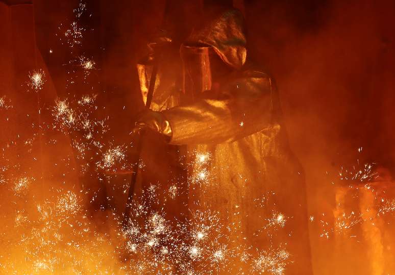 Trabalhador numa siderúrgica. 1/2/2019.    REUTERS/Wolfgang Rattay -