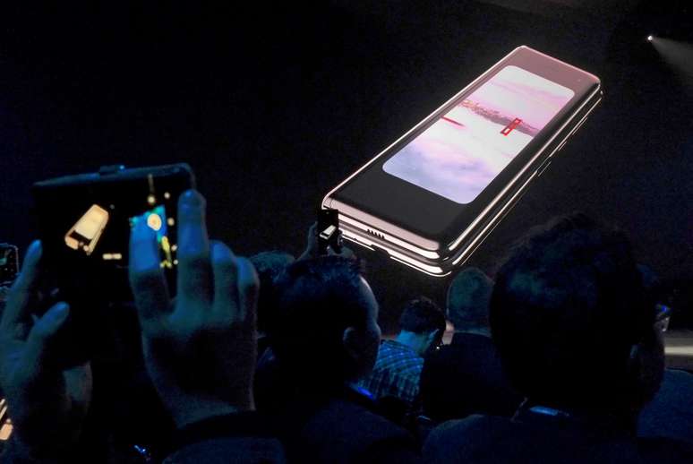 O Galaxy Fold, da gigante sul-coreana, lembra um smartphone convencional, mas abre como um livro, revelando uma segunda tela do tamanho de um pequeno tablet de 7,3 polegadas (18,5 cm)