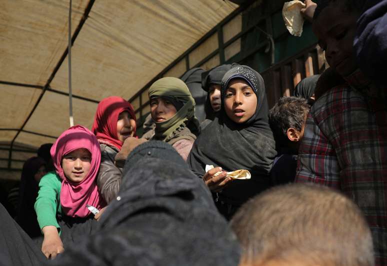 Crianças na parte de trás de caminhão perto de Baghouz, na Síria
20/02/2019 REUTERS/Rodi Said