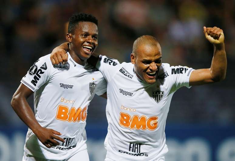 Cazares e Patric celebram gol do Atlético-MG