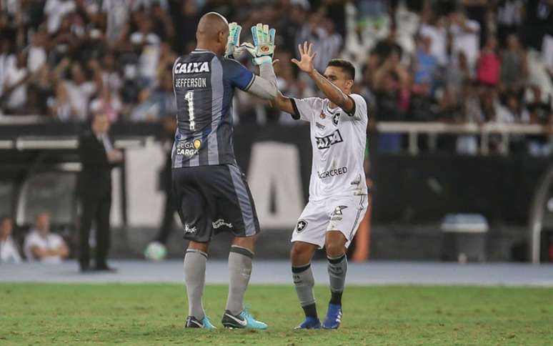 Erik marcou dois gols na despedida de Jefferson, contra o Paraná (Foto: Marcelo Gonçalves/PhotoPremium)
