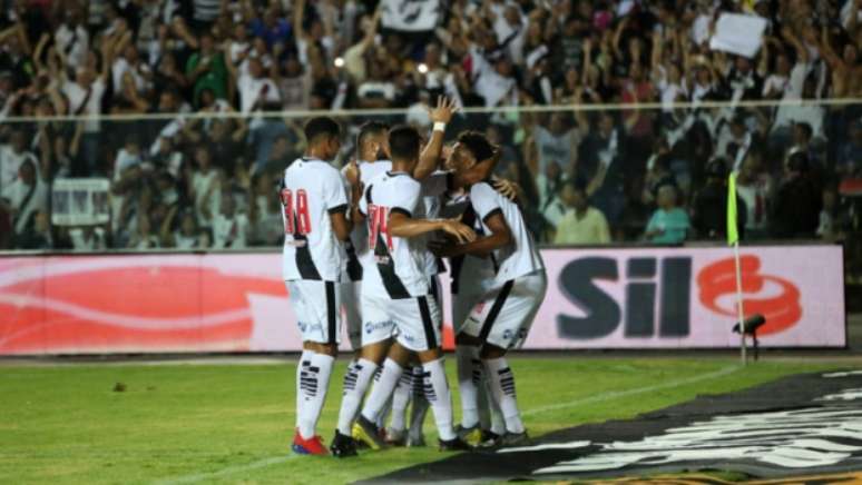 Jogadores se abraçando em gol da classificação (Foto: Carlos Gregório Júnior/Vasco)