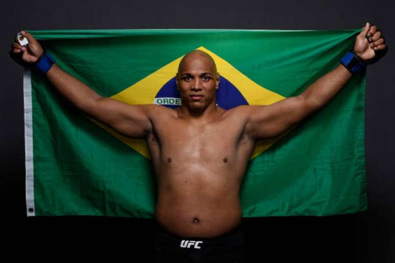 Marcos Pezão, de 1,88m, vai encarar o gigante holandês Stefan Struve, de 2,13m, no UFC Praga (Foto: Getty Images)