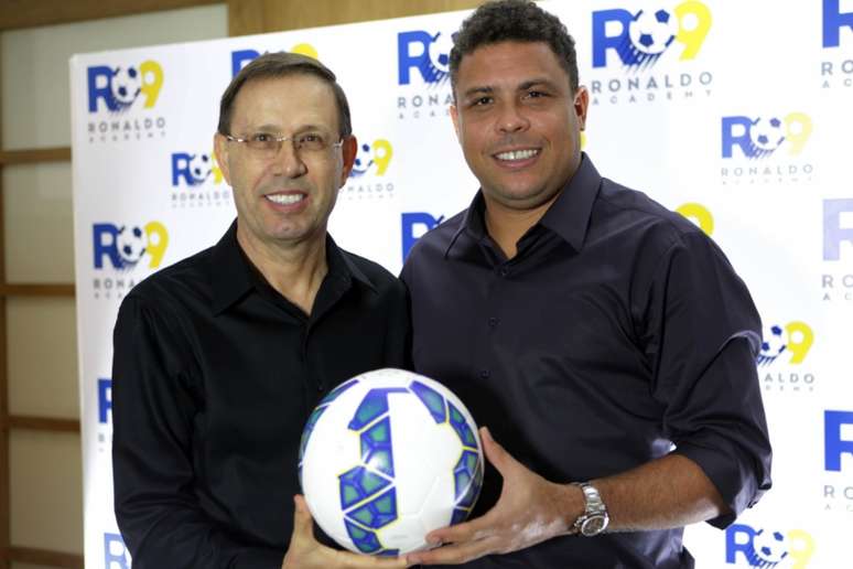 Ronaldo e o sócio da 'Ronaldo Academy', o empresário Carlos Wizard. (Foto: Divulgação)