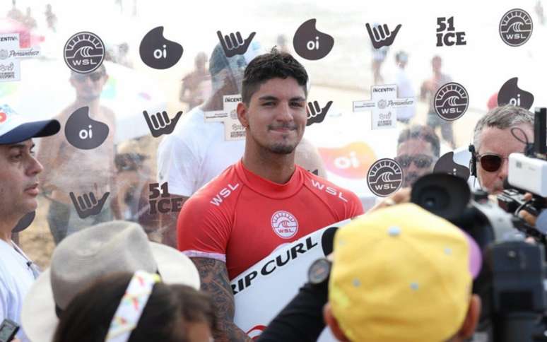 Gabriel Medina fez a festa da torcida ao se classificar para o quarto round em Noronha (Foto: DANIEL SMORIGO/WSL)