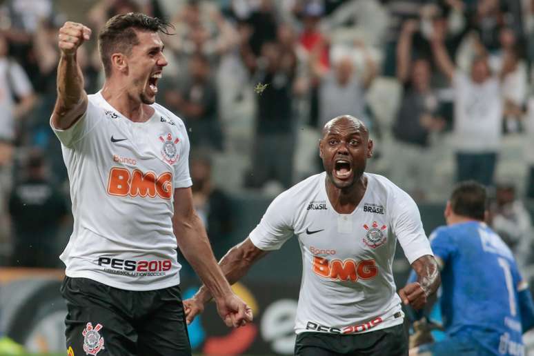 Danilo Avelar, do Corinthians, comemora seu gol durante partida contra o Avenida (RS), válida pela segunda fase da Copa do Brasil 2019, na Arena Corinthians, na zona leste de São Paulo, na noite desta quarta-feira (20).