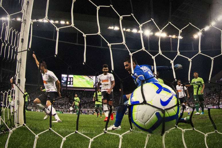 O goleiro Fabiano, do Avenida, não evita gol de Henrique, do Corinthians, durante partida válida pela 2ª fase da Copa do Brasil 2019, na Arena Corinthians, em São Paulo, nesta quarta-feira 20.