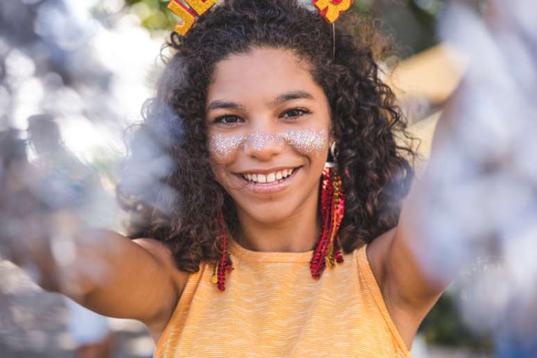 Para não prejudicar o meio ambiente, o glitter usado no carnaval precisa ser biodegradável  