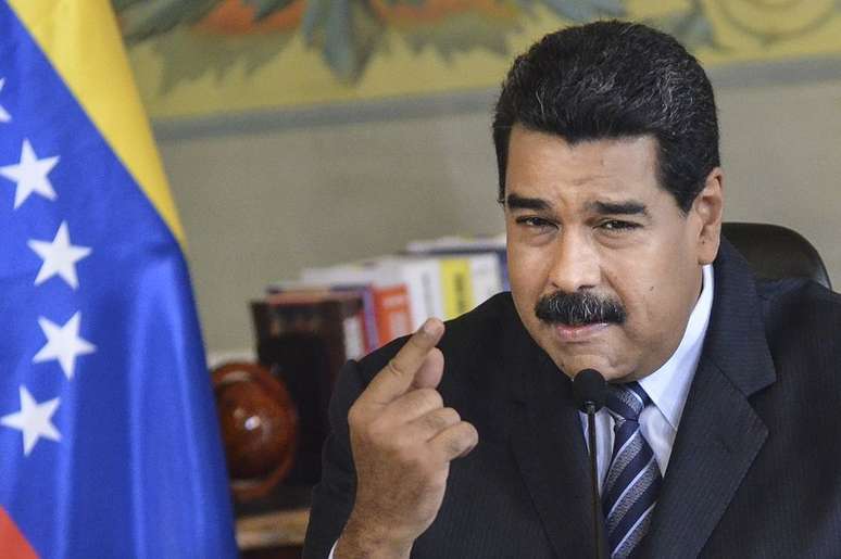 Nicolás Maduro se mantém no poder com o respaldo dos militares, da Rússia, China e Cuba