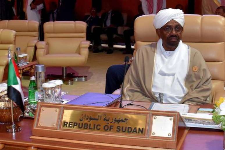 Omar al Bashir é acusado de crimes de guerra e genocídio