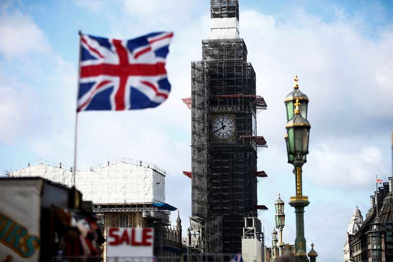 Bandeira do Reino Unido perto do Big Ben, em Londres