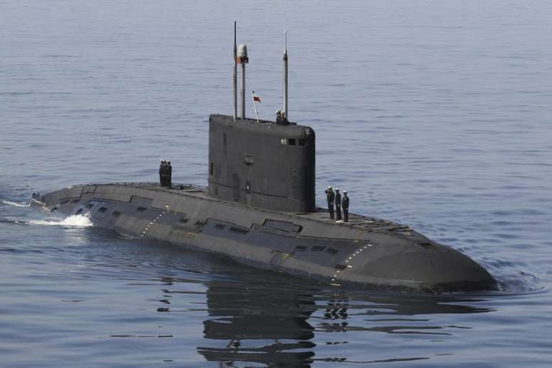 Militares iranianos em submarino do país perto do Estreito de Ormuz