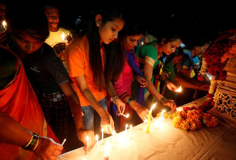 Pessoas durante vigília em homenagem a policiais paramilitares indianos que morreram em ataque com carro-bomba no sul da Caxemira na semana passada em Ahmedabad, Índia