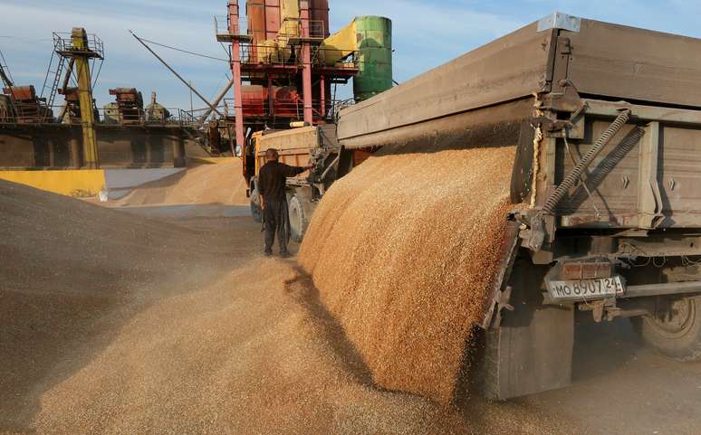Caminhão descarrega grãos de trigo
06/09/2014
REUTERS/Ilya Naymushin