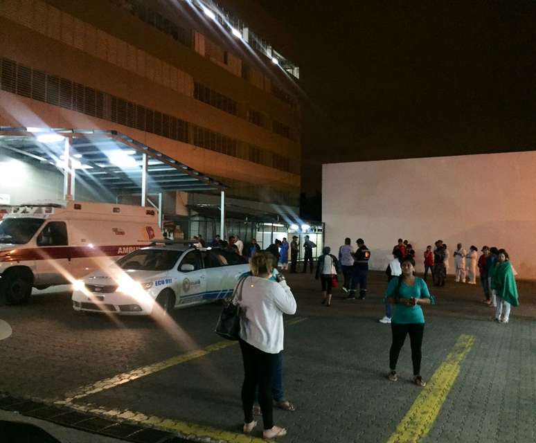 Pessoas deixam hospital em Guayaquil, após terremoto
22/02/2019
Imagem obtida de mídia social. Edison Manjarrez via REUTERS
 