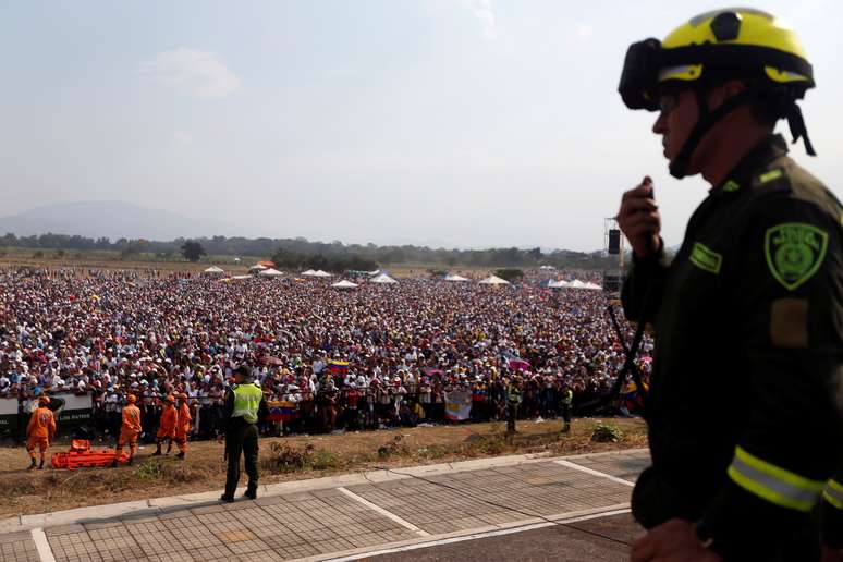 Pessoas vão ao "Venezuela Live Aid", na fronteira com a Colômbia