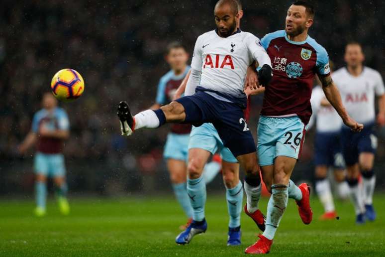 Lucas tenta jogada contra o Burnley (Foto: AFP)