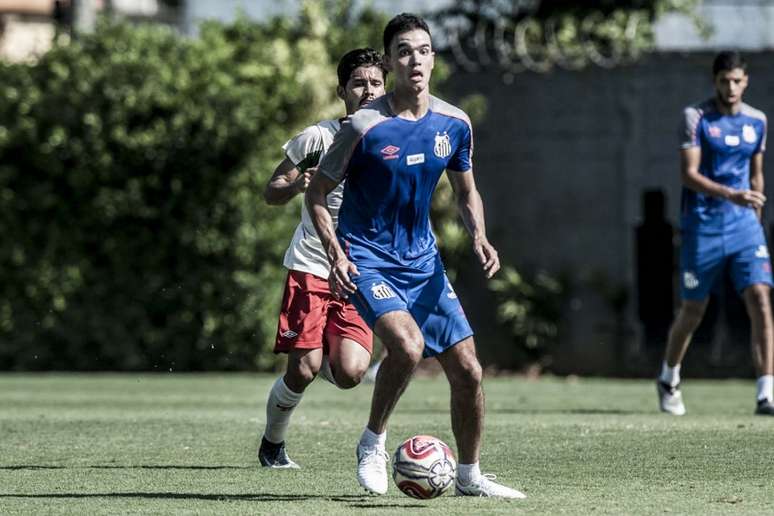 Há um mês no Santis, Felipe Aguilar já vê evolução em seu futebol (Foto: Ivan Storti/Santos)