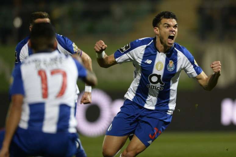 Pepe marca, e Porto derrota o Tondela fora de casa pelo Português (Foto: AFP)